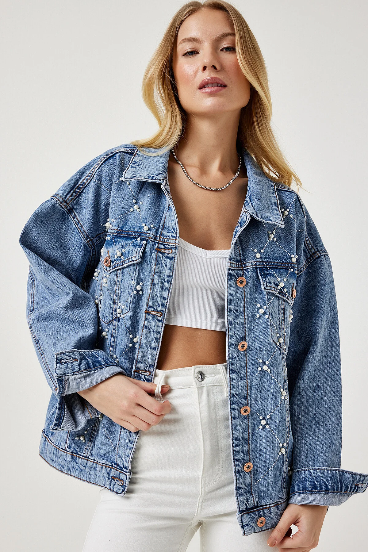 Happiness İstanbul  Hellblaue Jeansjacke mit Perlenstickerei für Damen RV00168