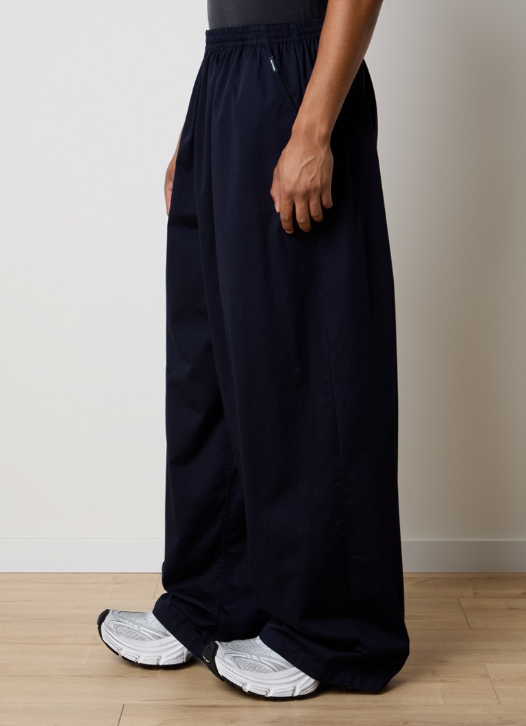 Pantaloni Balenciaga cu croi larg și buzunare laterale