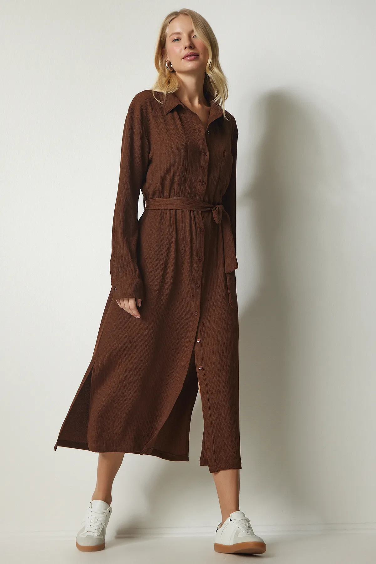 Happiness İstanbul  Braunes langes Hemdkleid mit Gürtel für Damen UB00187