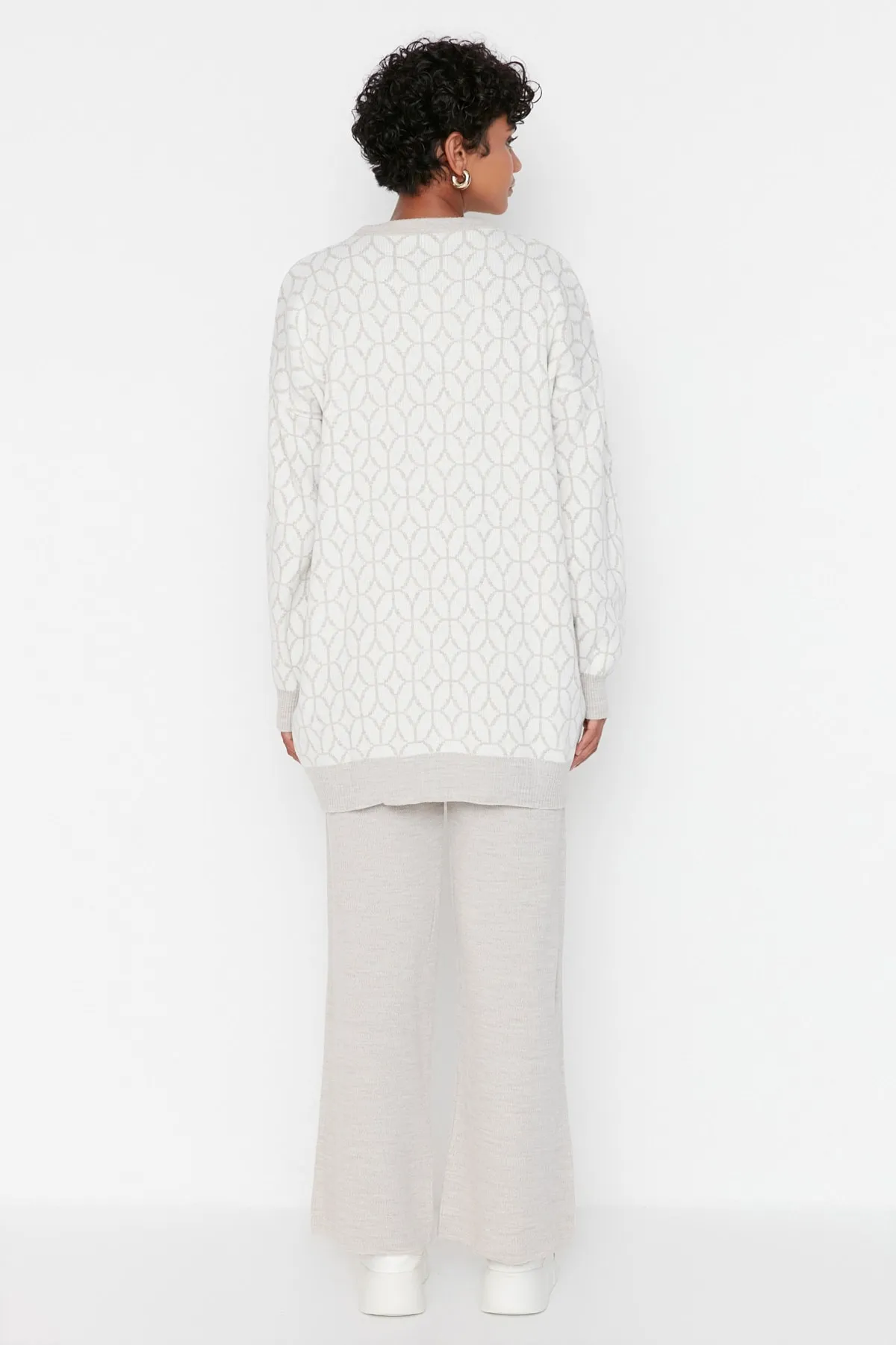 Trendyol Modest  Beiges Strickset aus Pullover und Hose mit geometrischem Muster TCTAW23US00006