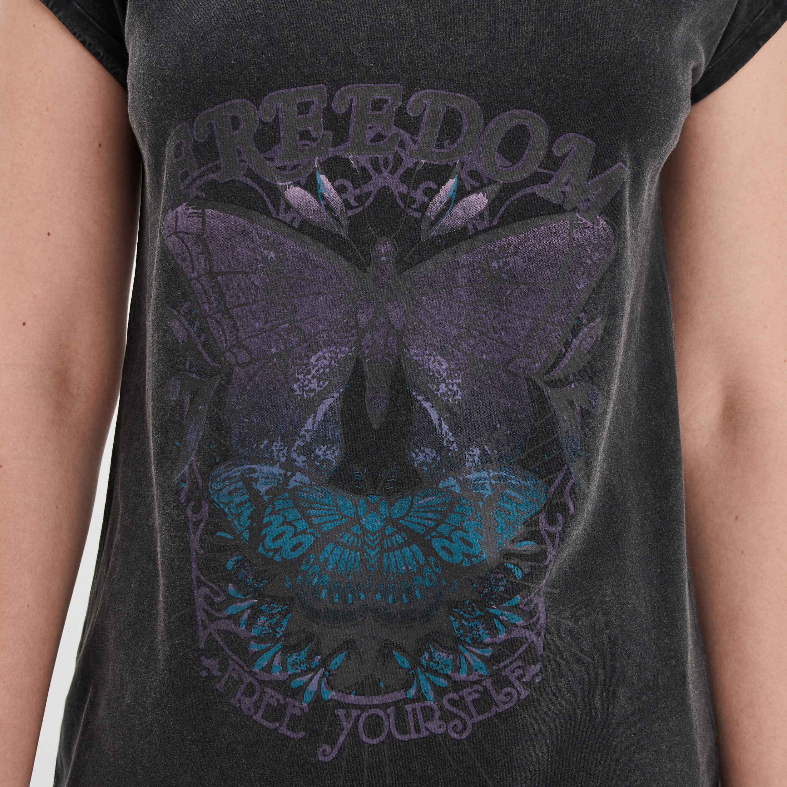 T-shirt oversize col en V Liberto noir femme | La Halle