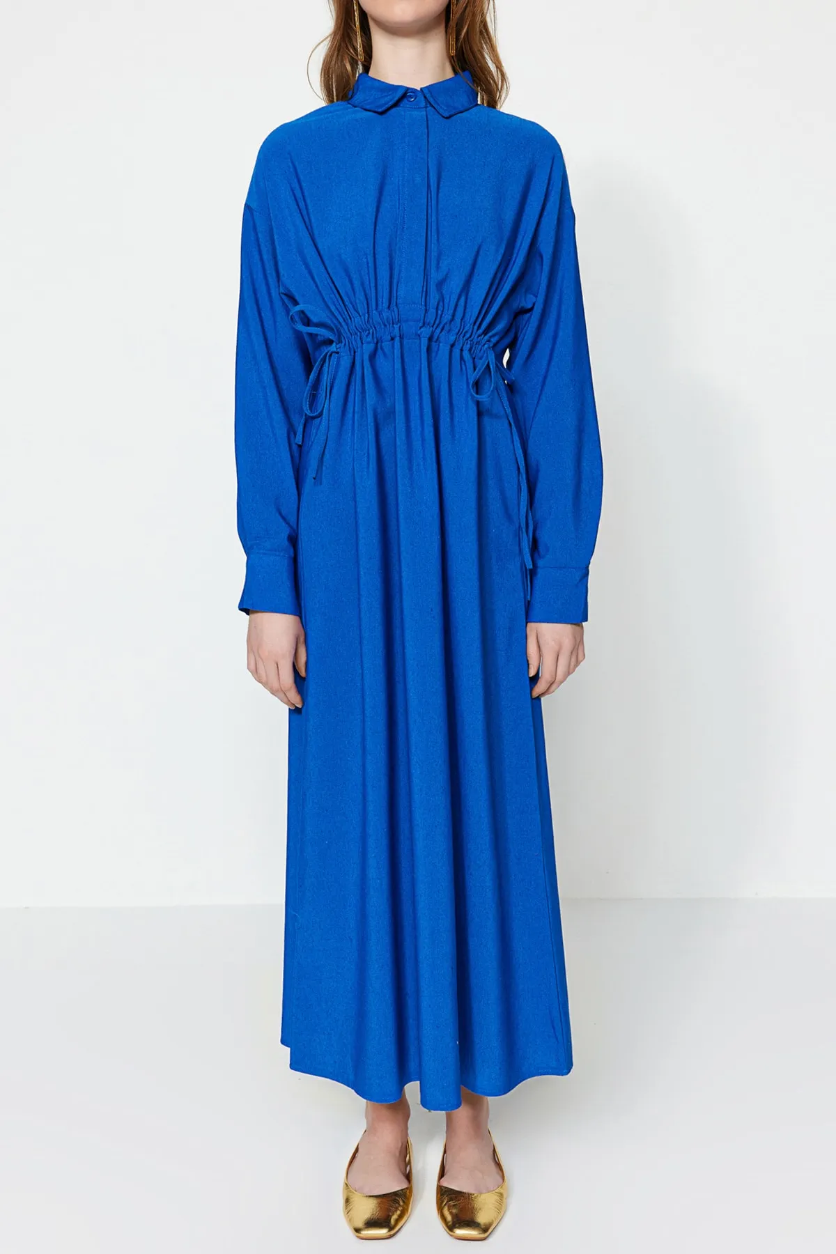 Trendyol Modest  Saks Gather – Kleid aus Leinenmischgewebe mit detaillierter halber Knopfleiste TCTSS23EB00274