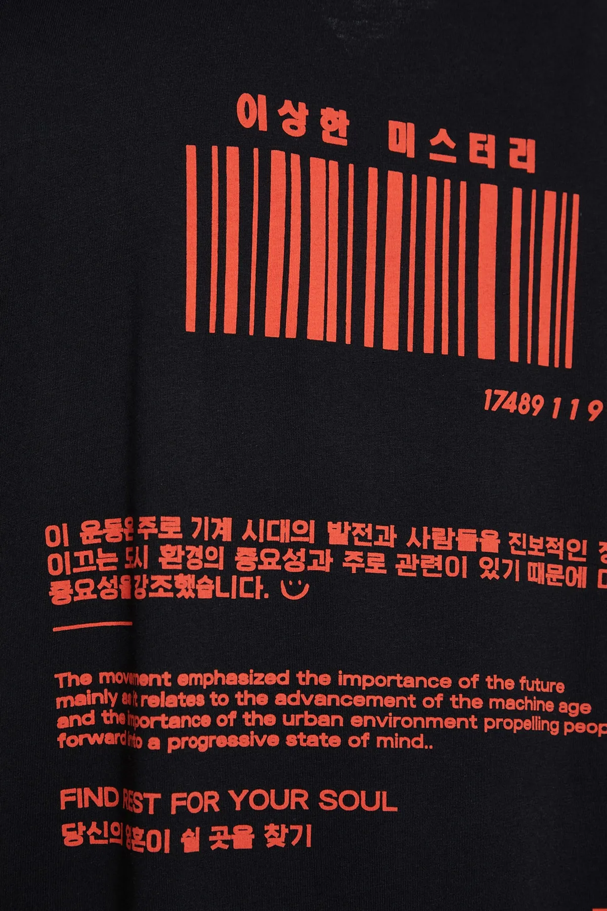 Trendyol Collection  Schwarzes, übergroßes/weit geschnittenes, kurzärmliges, mit Fernost bedrucktes T-Shirt aus 100 % Baumwolle TMNSS23TS00159