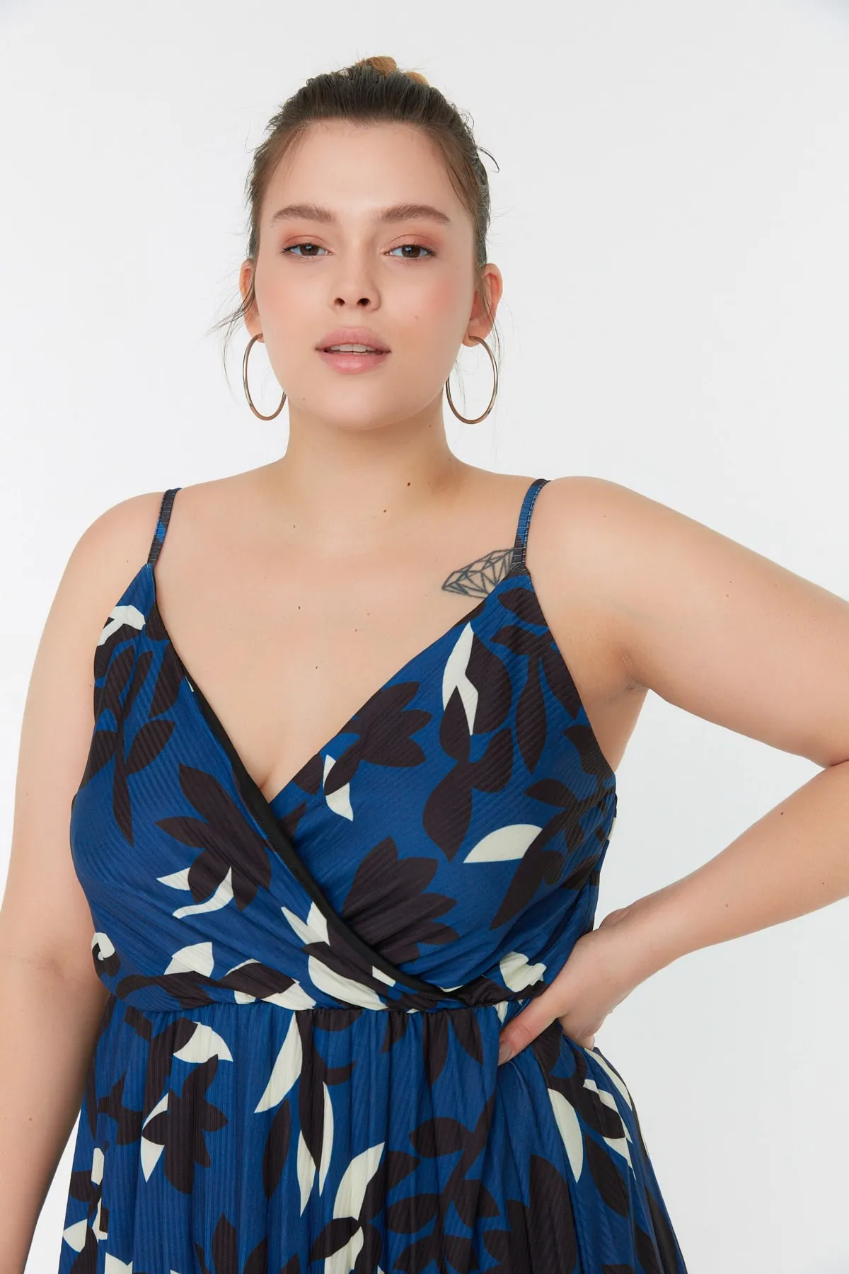 Trendyol Curve  Blaues A-Linien-Strickkleid mit zweireihigem Kragen und Blumenmuster TBBSS22AH00000