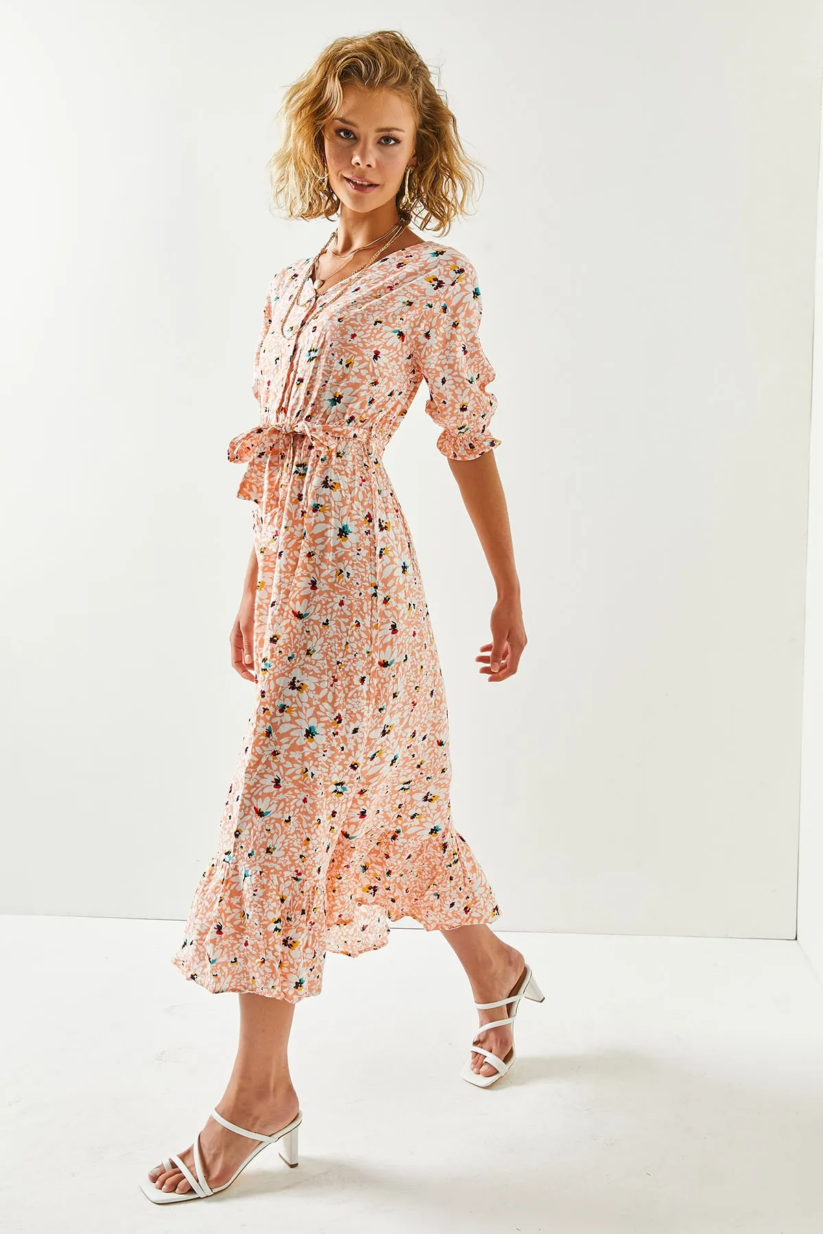 Olalook  Lachsweißes Damenkleid aus gewebter Viskose mit Knöpfen und Gürtelärmeln ELB-19001524