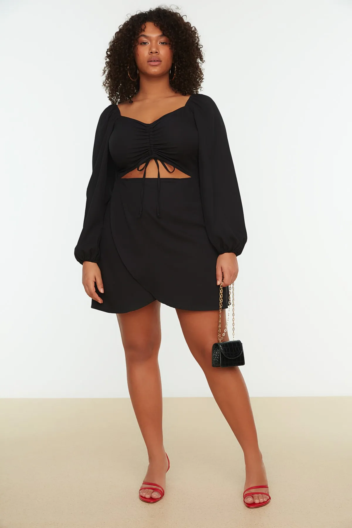 Trendyol Curve  Schwarzes gewebtes Kleid mit Cut-Out-Details TBBSS22AH0101