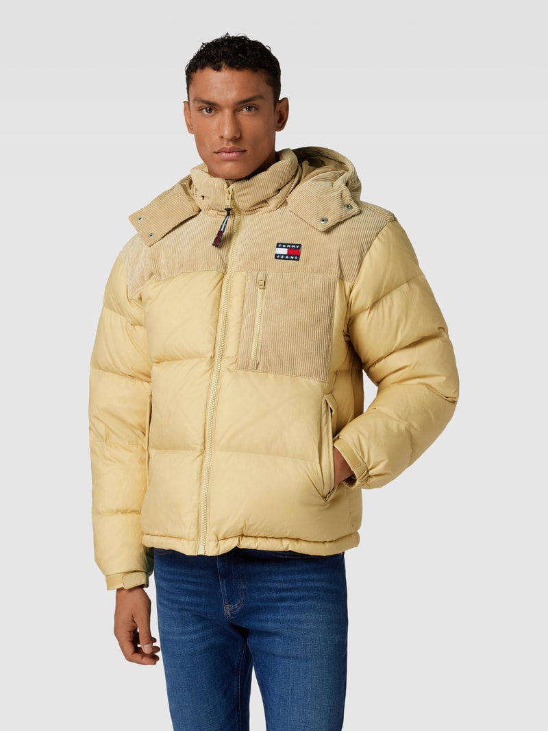 Steppjacke mit Label-Patch Modell 'ALASKA' in sand