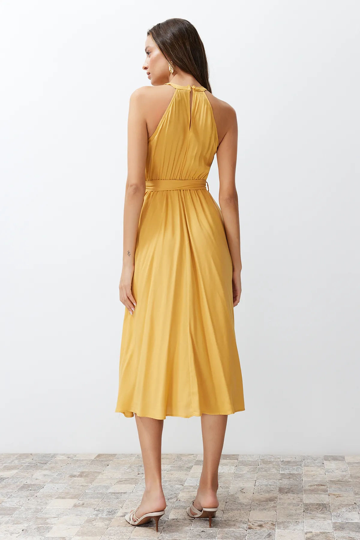 Trendyol Collection  Gelbes A-Linien-Midikleid aus viskosem Webstoff mit Neckholder und Gürtel TWOSS19EL0155