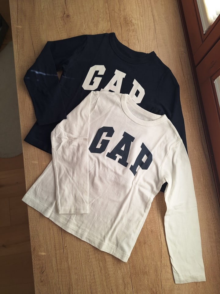 GAP 2 Gap Langarmshirts in sehr gutem Zustand, dass weiße hat eine kleine Verfärbung, siehe Bild,  sonst top günstig kaufen 110
