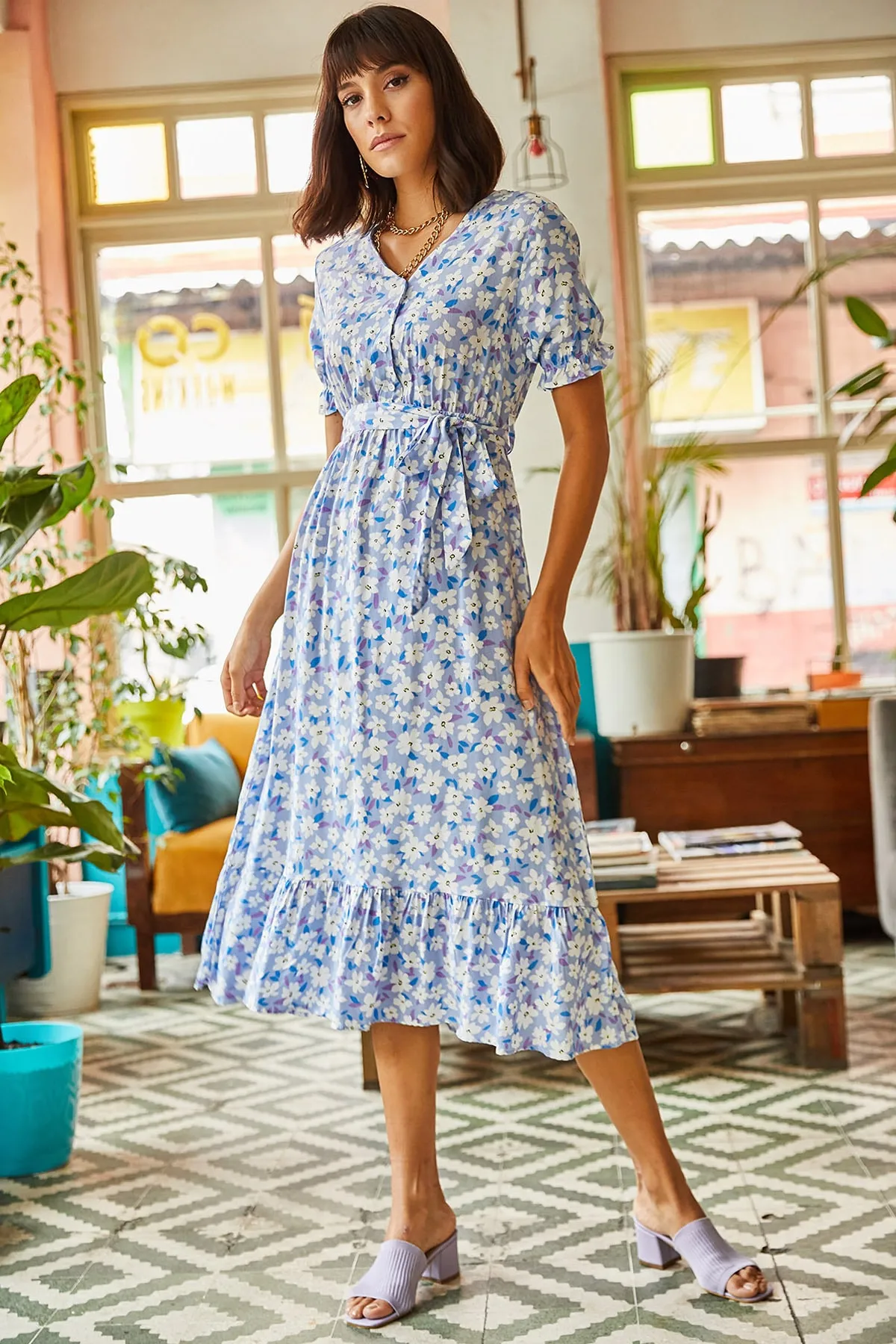 Olalook  Indigofarbenes Damenkleid aus gewebter Viskose mit Knöpfen und Gürtelärmeln ELB-19001524