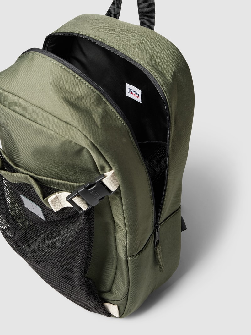 Rucksack mit Label-Patch in olivgrün