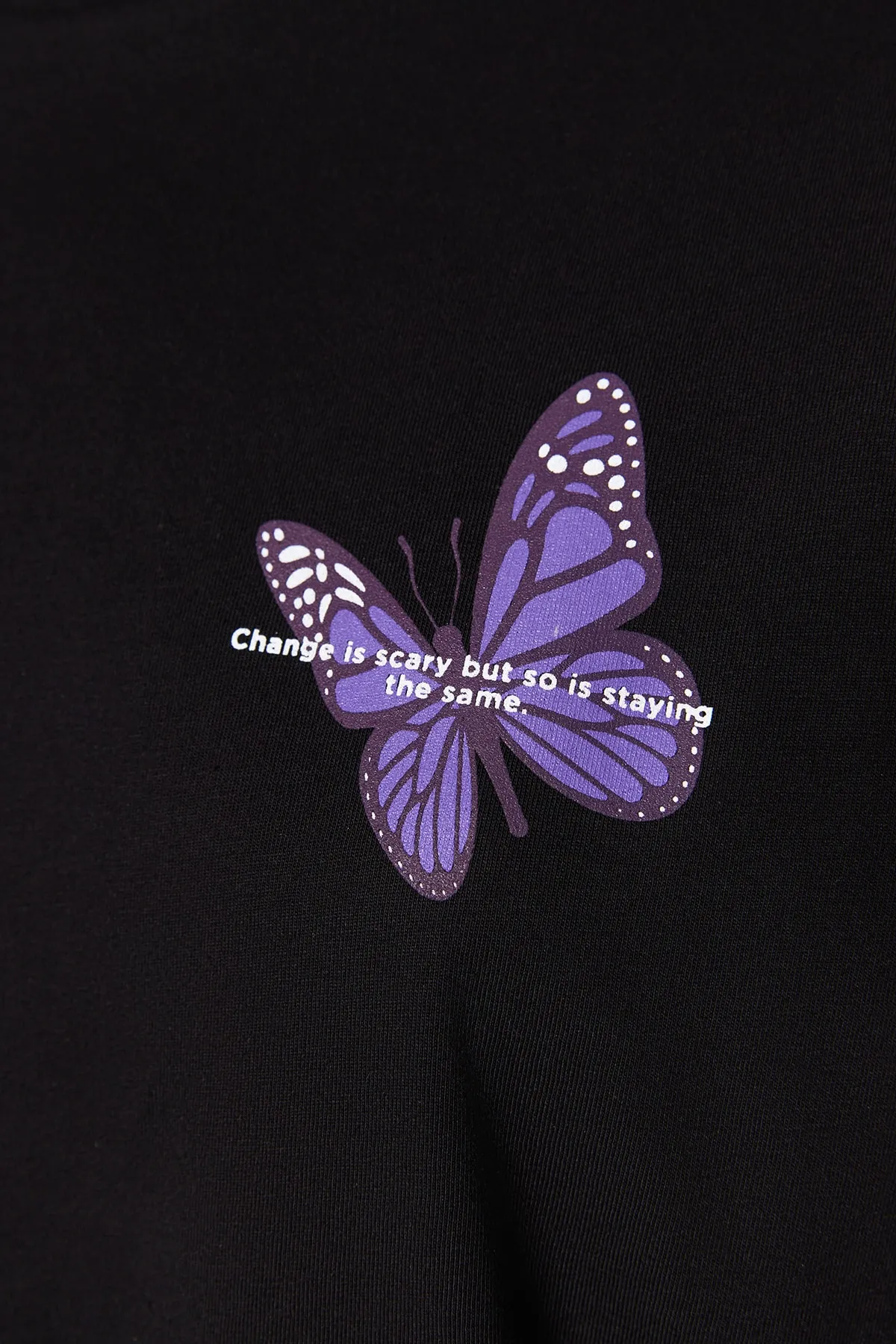 Trendyol Collection  Schwarzes Strick-T-Shirt mit Schmetterlingsdruck aus 100 % Baumwolle auf der Vorder- und Rückseite mit übergroßem/breitem Muster TWOSS23TS00188