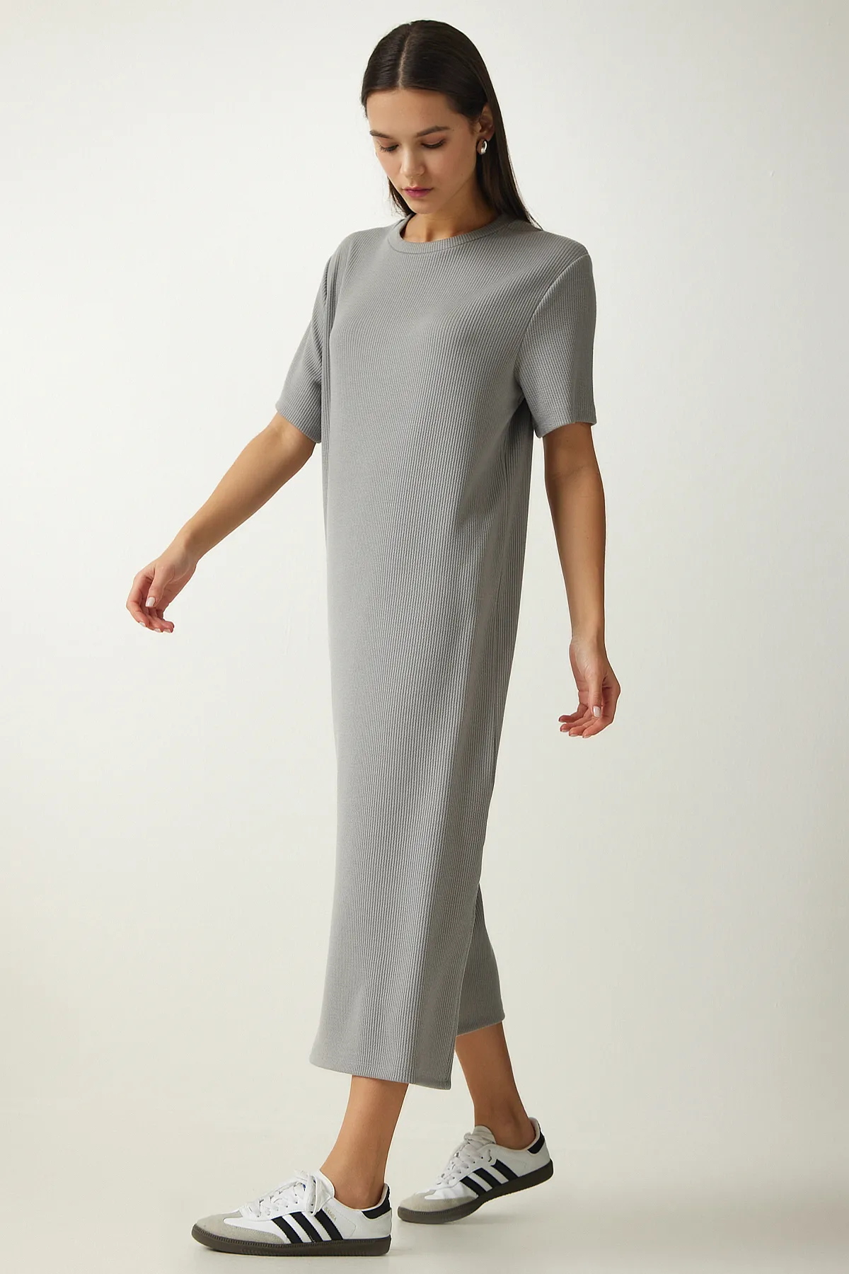 Happiness İstanbul  Graues geripptes Strickkleid mit Rundhalsausschnitt für Damen DZ00111