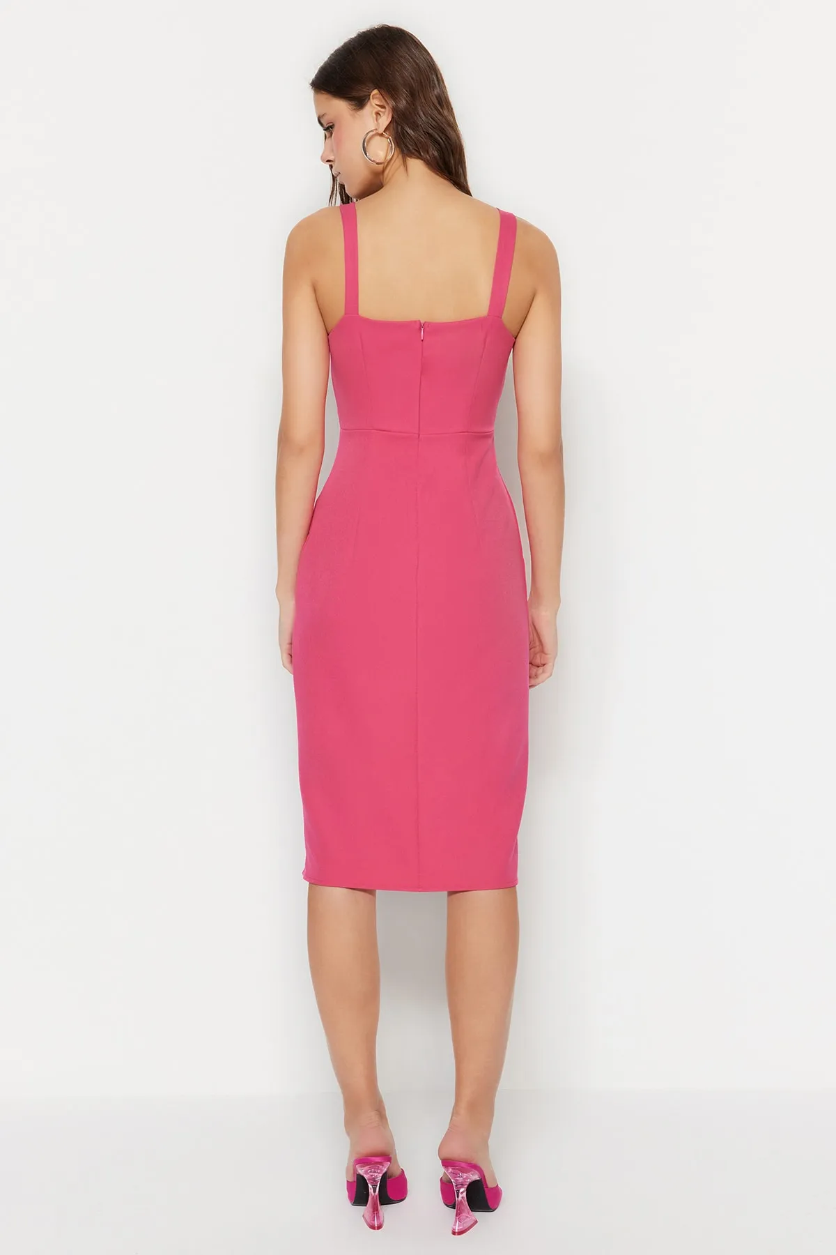 Trendyol Collection  Fuchsiafarbenes, figurbetontes, gewebtes Midikleid mit Ösen, Schlitz und quadratischem Kragen TWOSS19EL0079