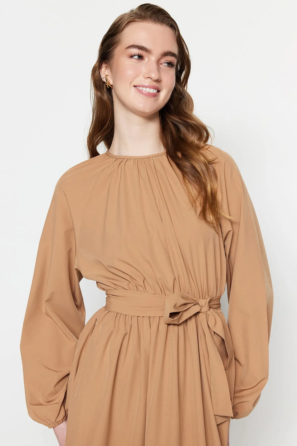Trendyol Modest  Kamelfarbenes, gewebtes Kleid aus Fallschirmstoff mit Gürtel und Raffung in weiter Passform TCTSS23EB00253
