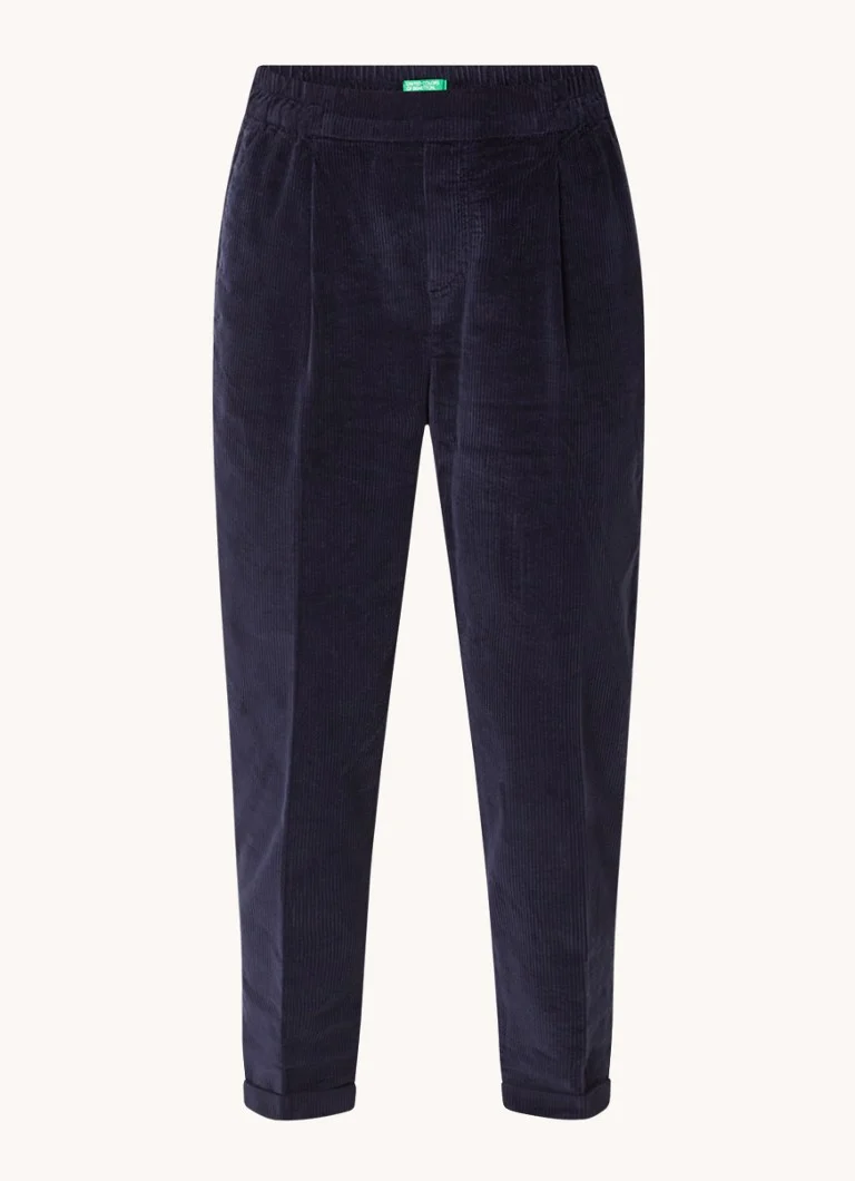 Pantaloni mulați din catifea reiată, cu talie înaltă și croială scurtă pe picior, de la Benetton.