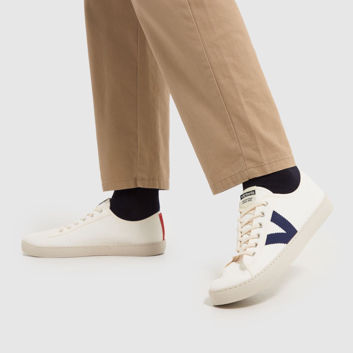 Victoria Berlin-sneakers i vitt och marinblått