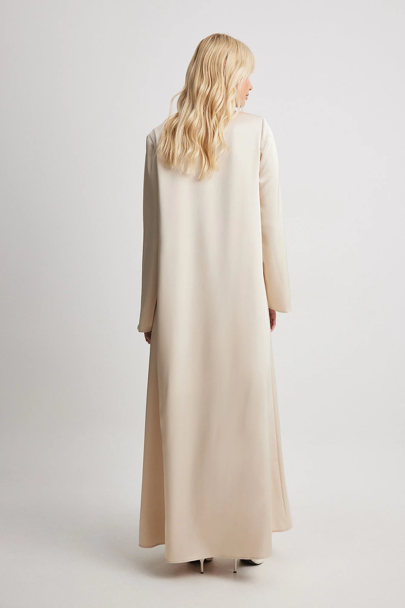 Satin-Maxikleid mit Rüschen am Ausschnitt