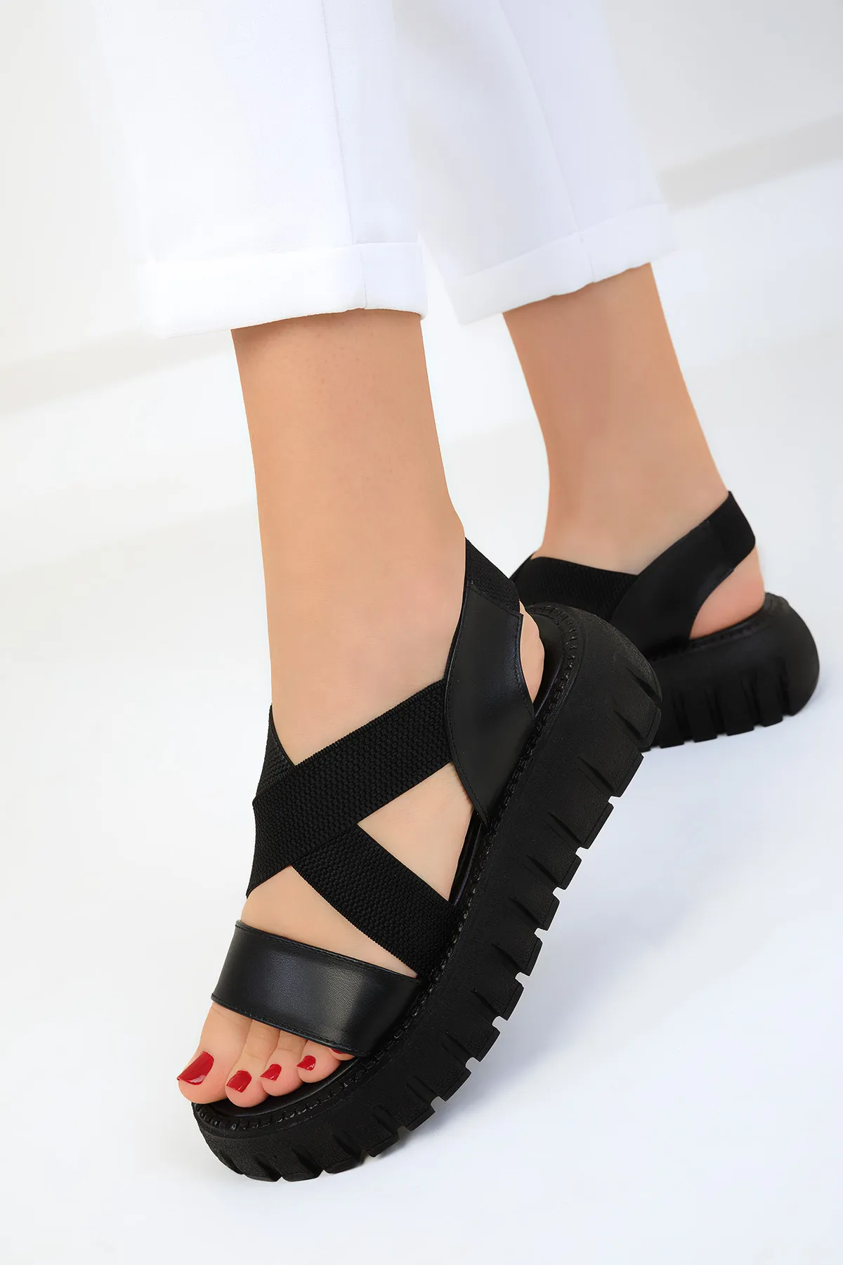 SOHO  Schwarze Damensandalen 17827