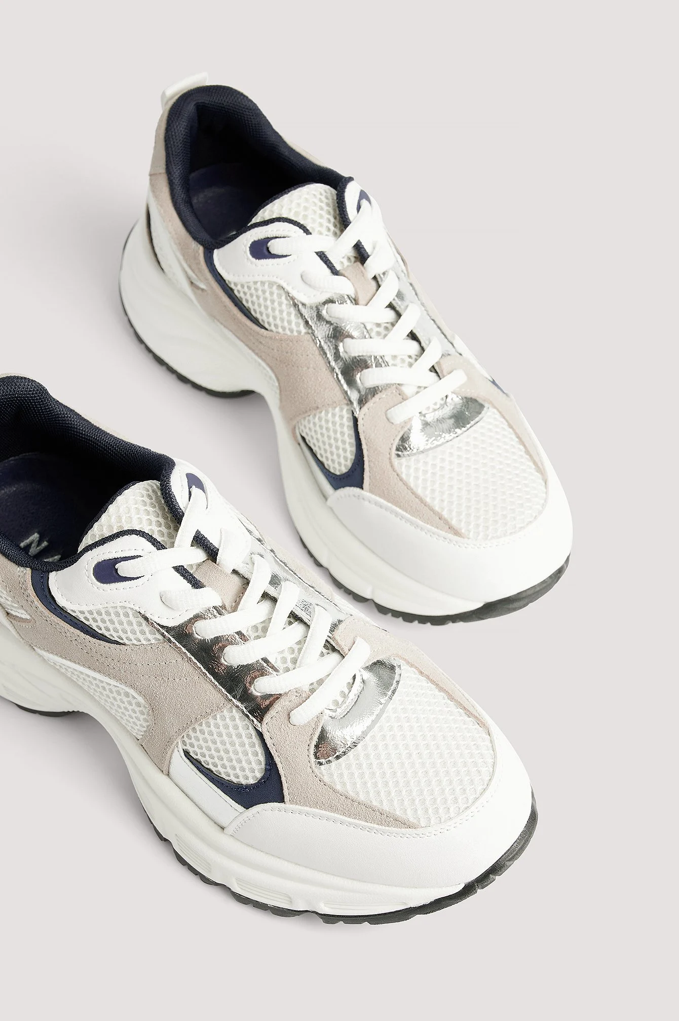 Mesh-Turnschuhe mit Wildlederdetails