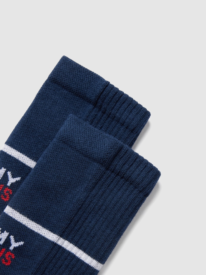 Socken mit Label-Schriftzug in marineblau