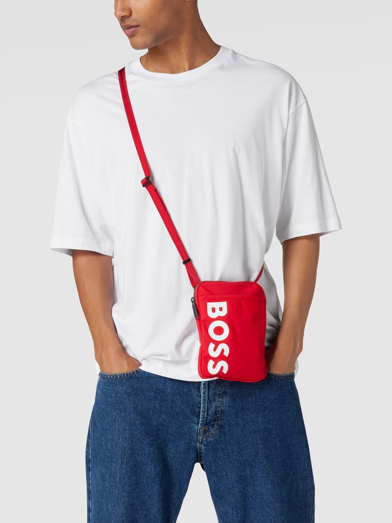 Umhängetasche mit Label-Print Modell 'CATCH' in rot