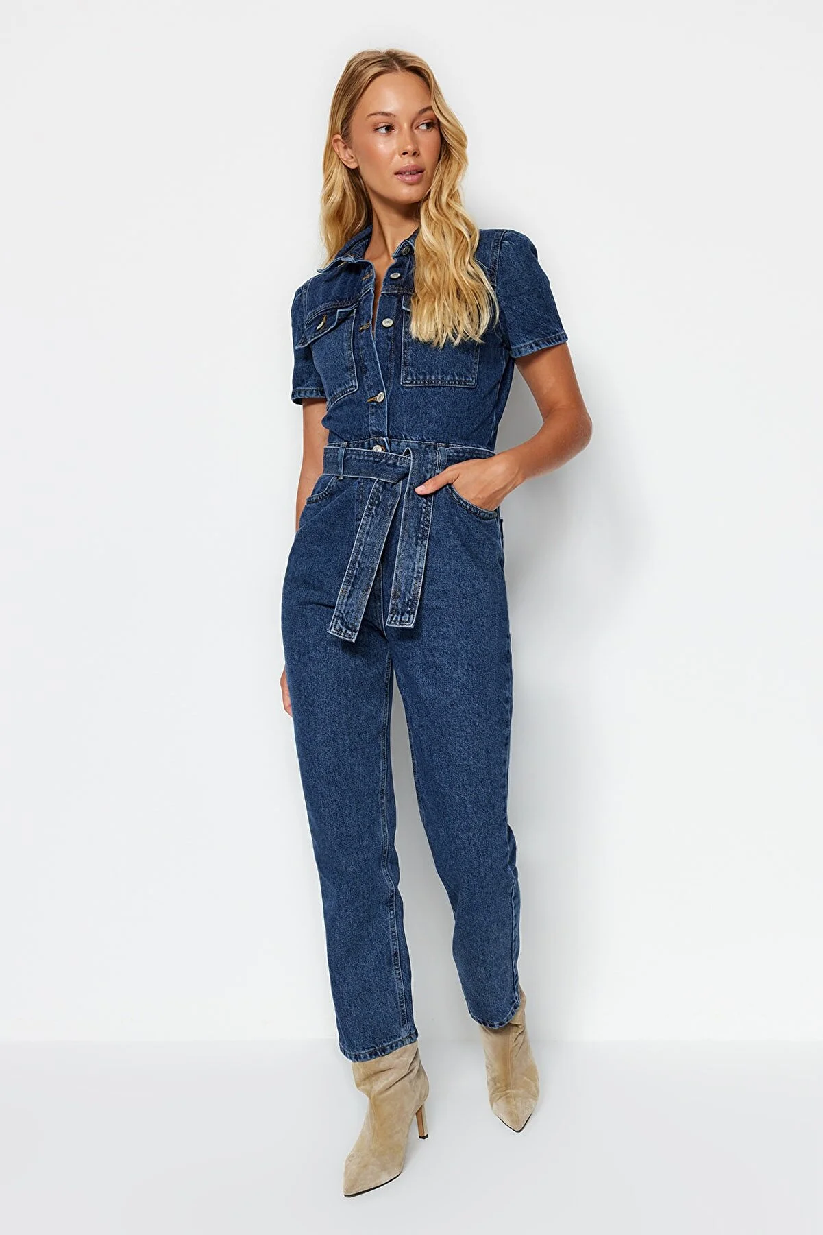 Trendyol Collection  Blauer Jeans-Jumpsuit mit Gürtel TWOSS20TU0156