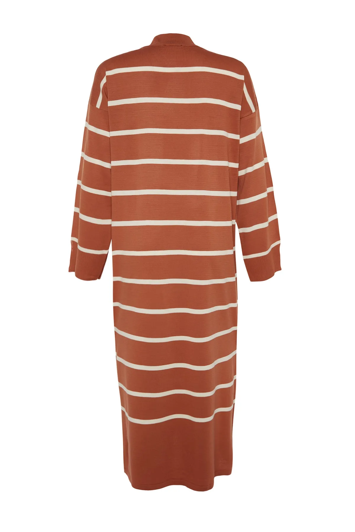 Trendyol Modest  Hellbraunes Strickkleid mit gestreiften Ärmeln und Schlitzdetails TCTAW24EB00018