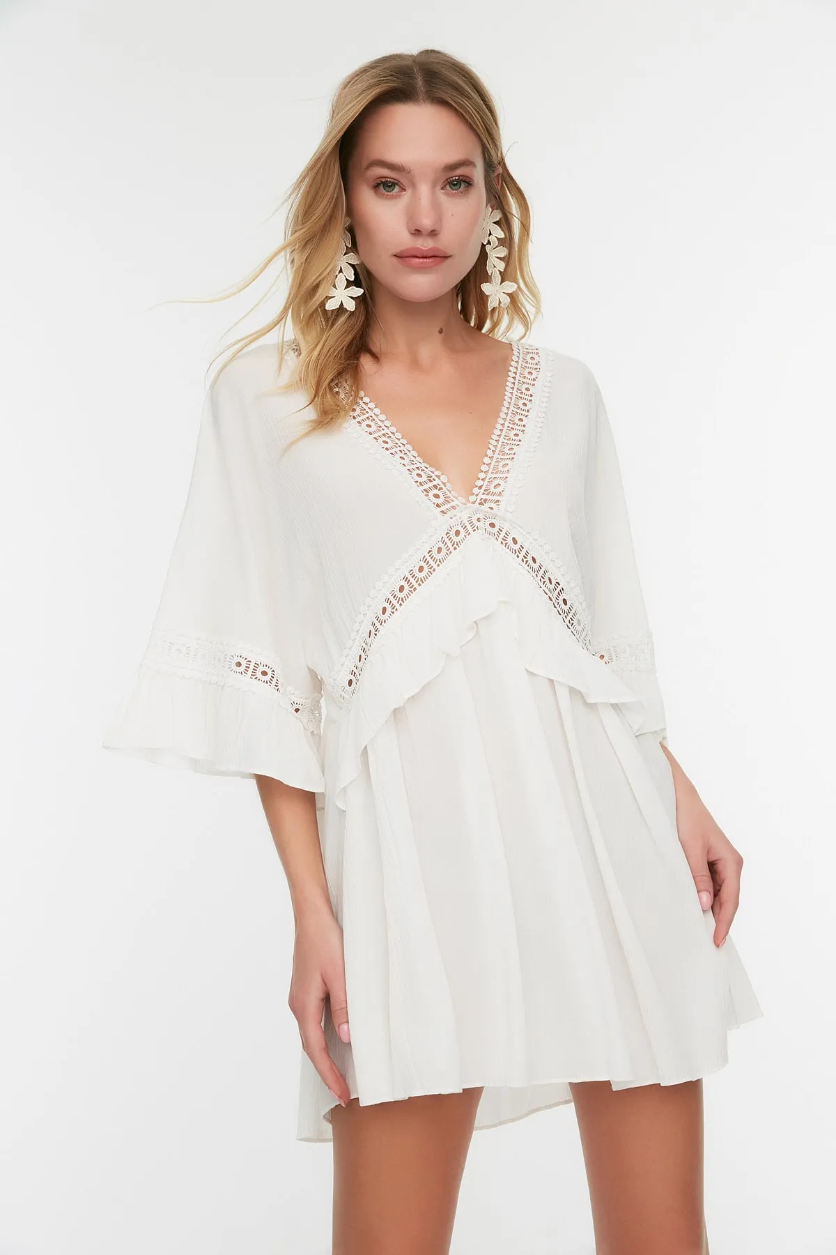 Trendyol Collection  Weißes Mini-Strandkleid mit gewebten Streifen und Zubehör TBESS21EL2759