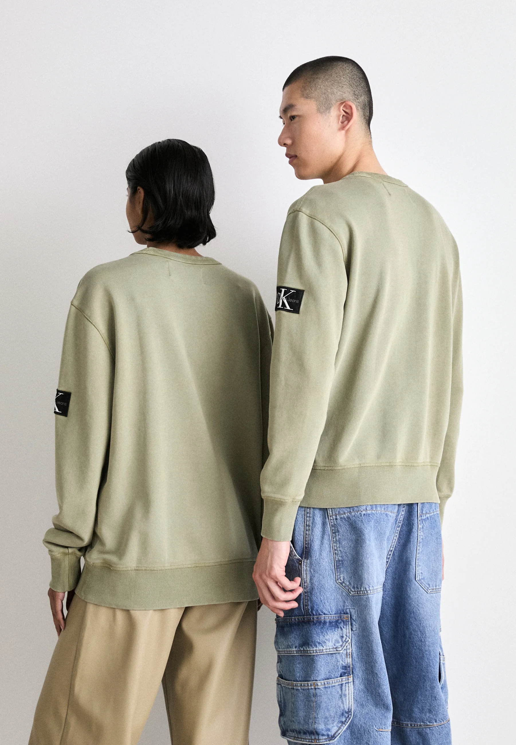 Sudadera unisex de cuello redondo con insignia lavada de Calvin Klein Jeans