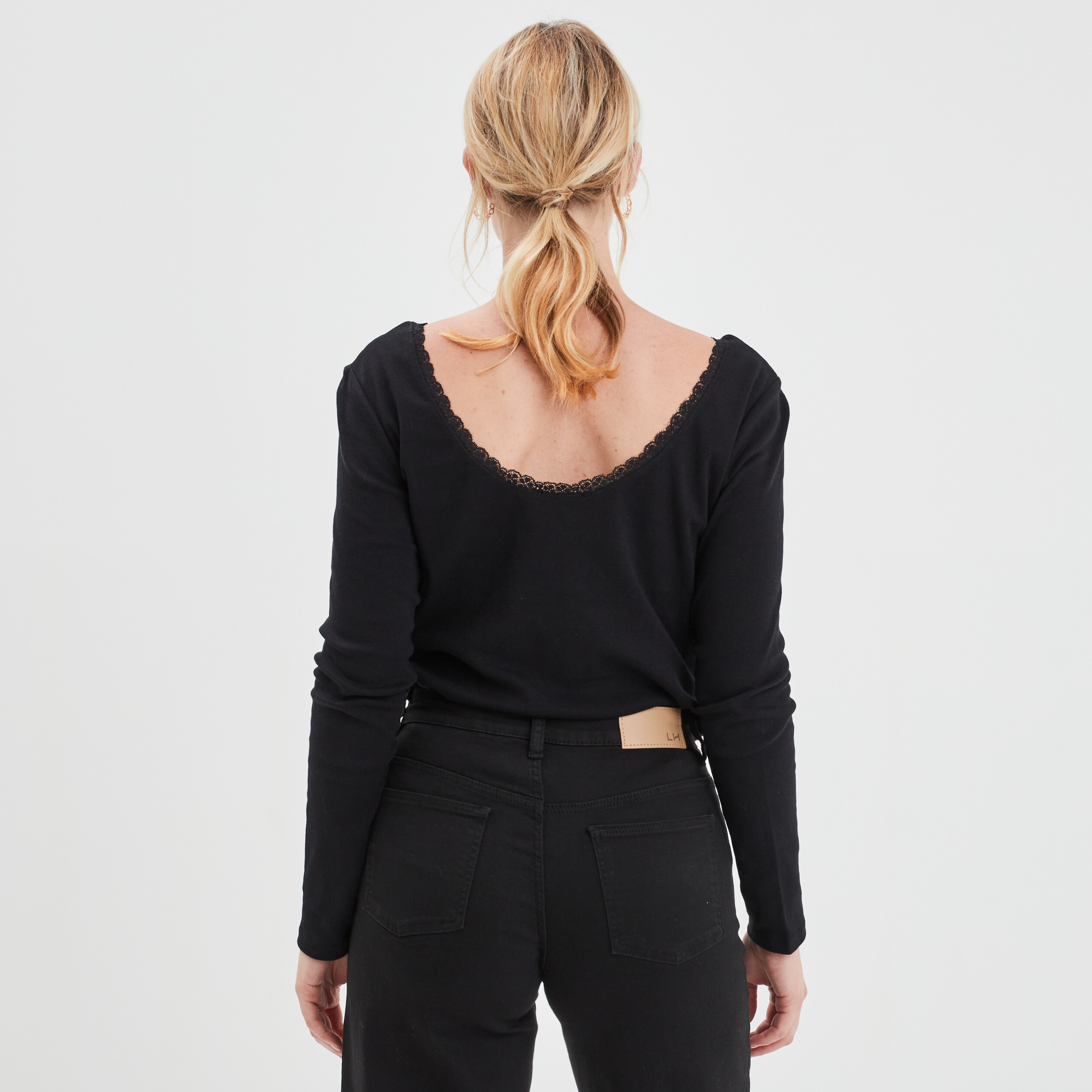 T-shirt avec dentelle au col noir femme | La Halle