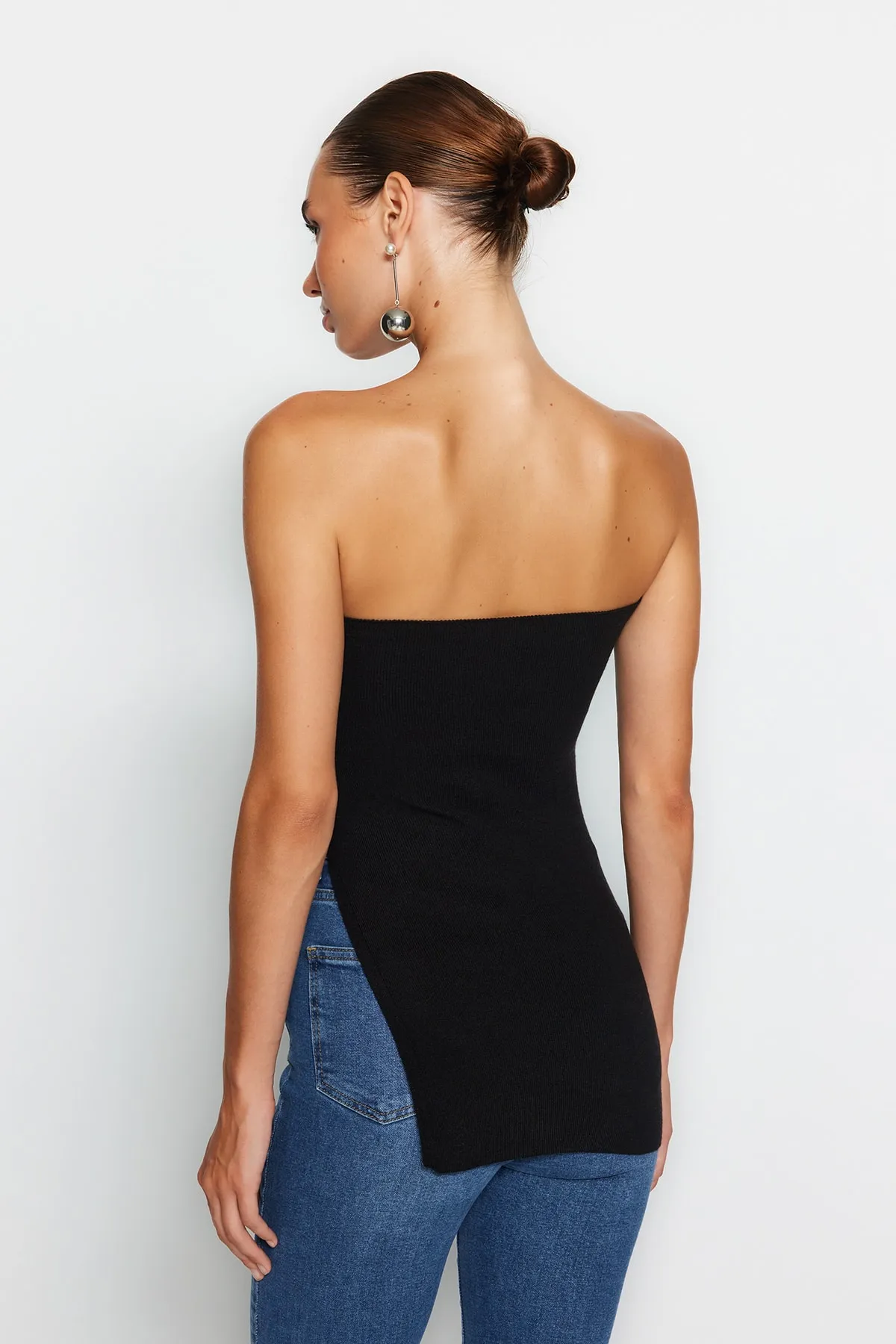 Trendyol Collection  Schwarze, trägerlose, geschlitzte, detaillierte Bluse aus Premiumgarn/Spezialgarn TWOAW24BZ00131