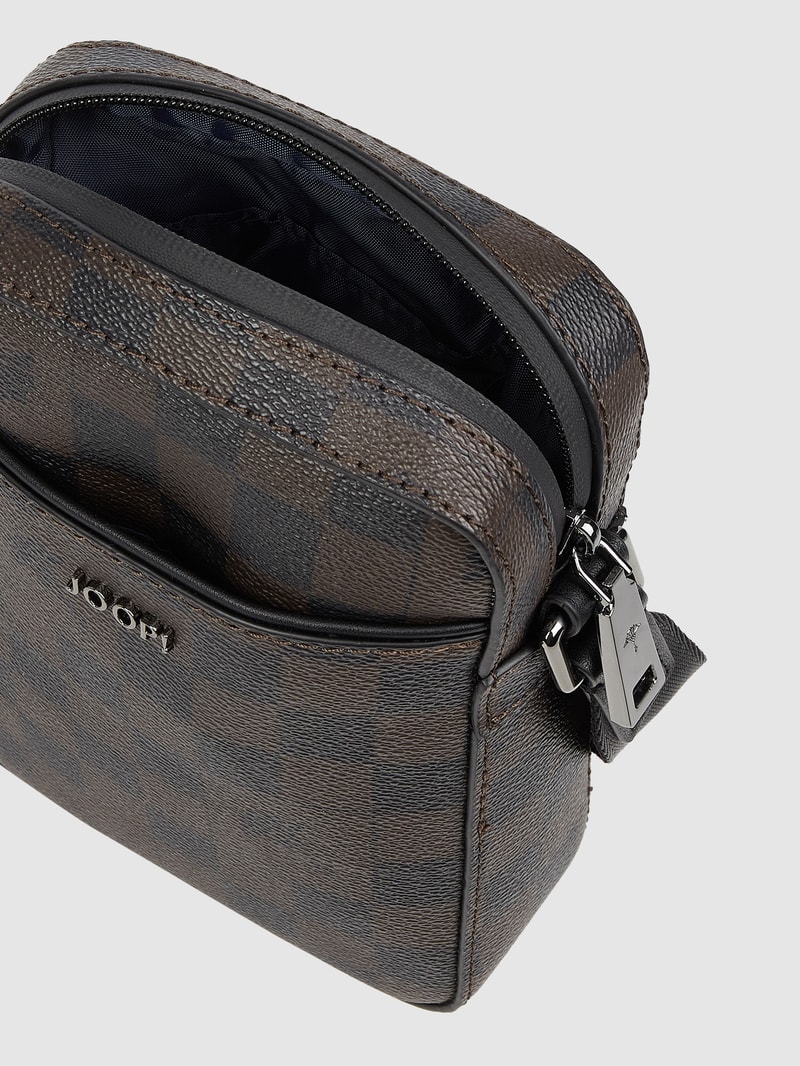 Umhängetasche mit Logo-Muster Modell 'Piazza Rafael' in dunkelbraun
