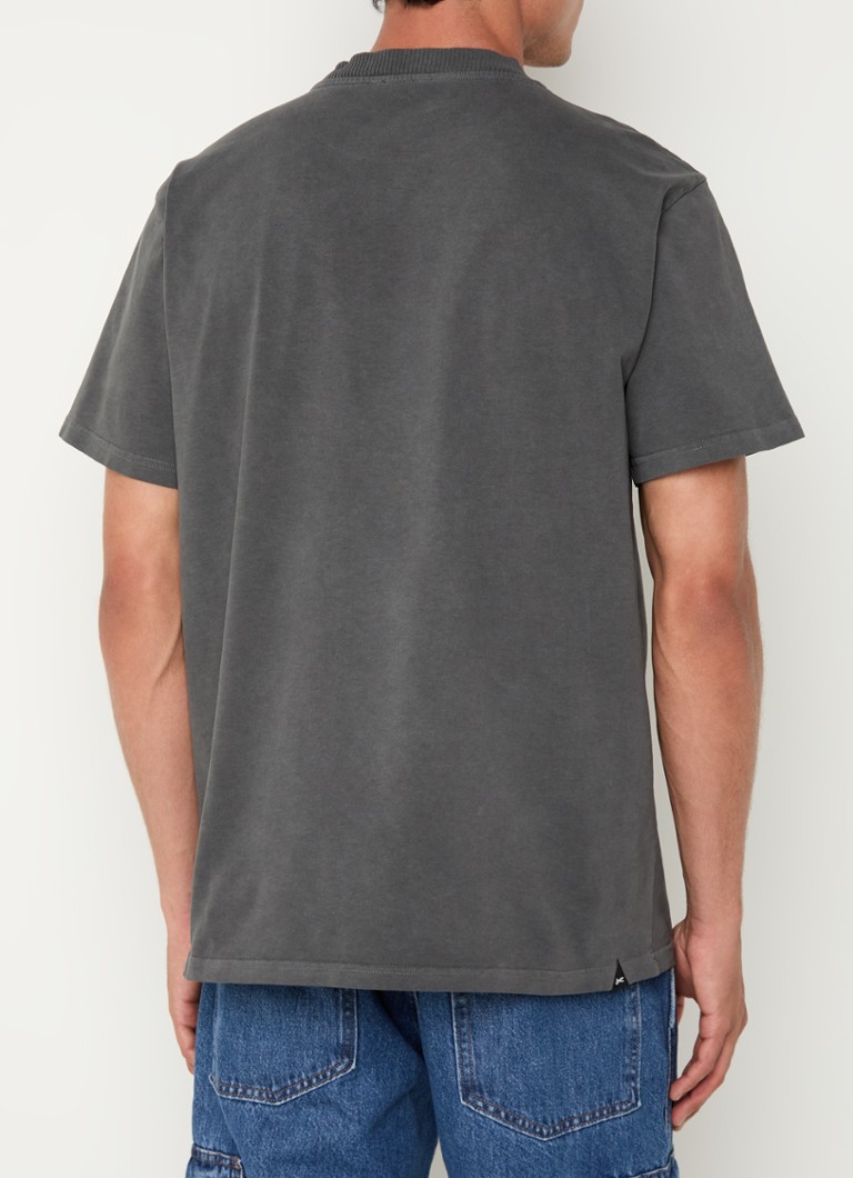 Denham-t-paita logolla