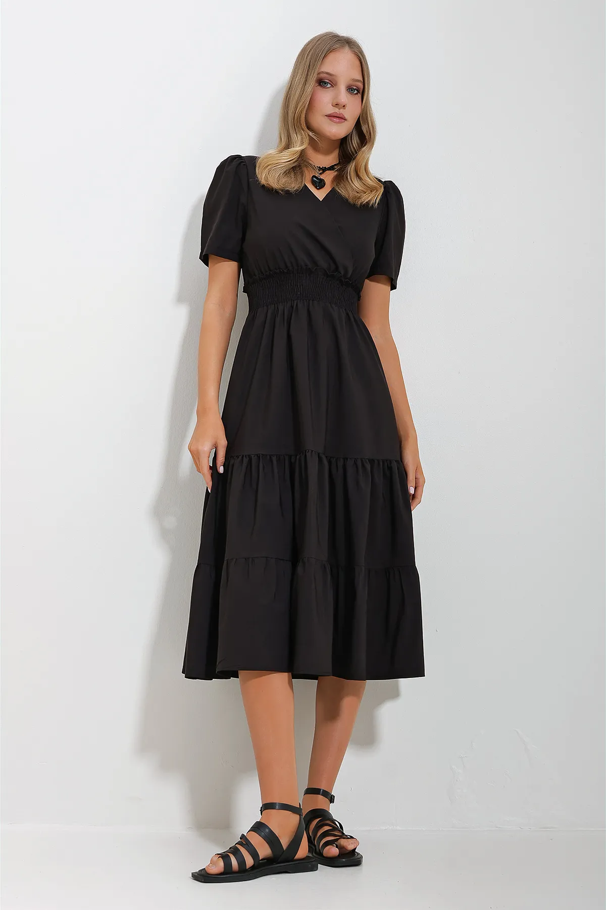 Trend Alaçatı Stili  Schwarzes zweireihiges Damenkleid aus gewebter Popeline mit Taillenführung und Volants ALC-X11610