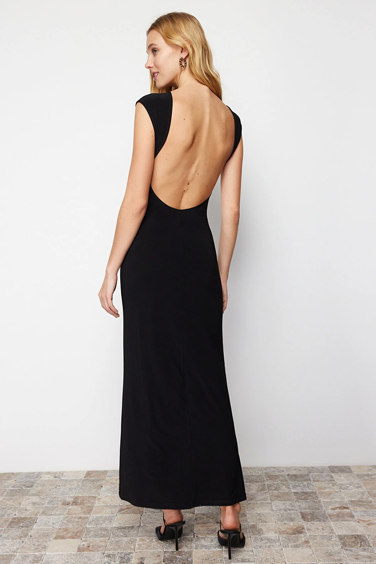 Trendyol Collection  Schwarzes rückenfreies, tailliertes/tailliertes Maxi-Bleistiftkleid aus flexiblem Strick TWOSS24EL00090