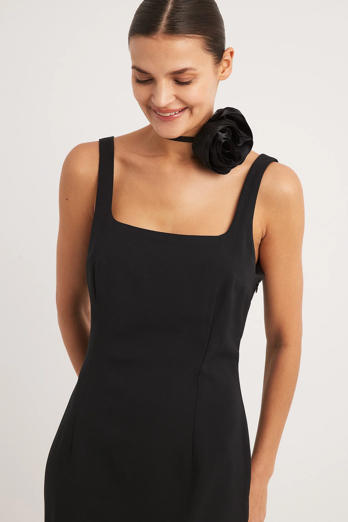 Eng anliegendes Midikleid mit eckigem Ausschnitt