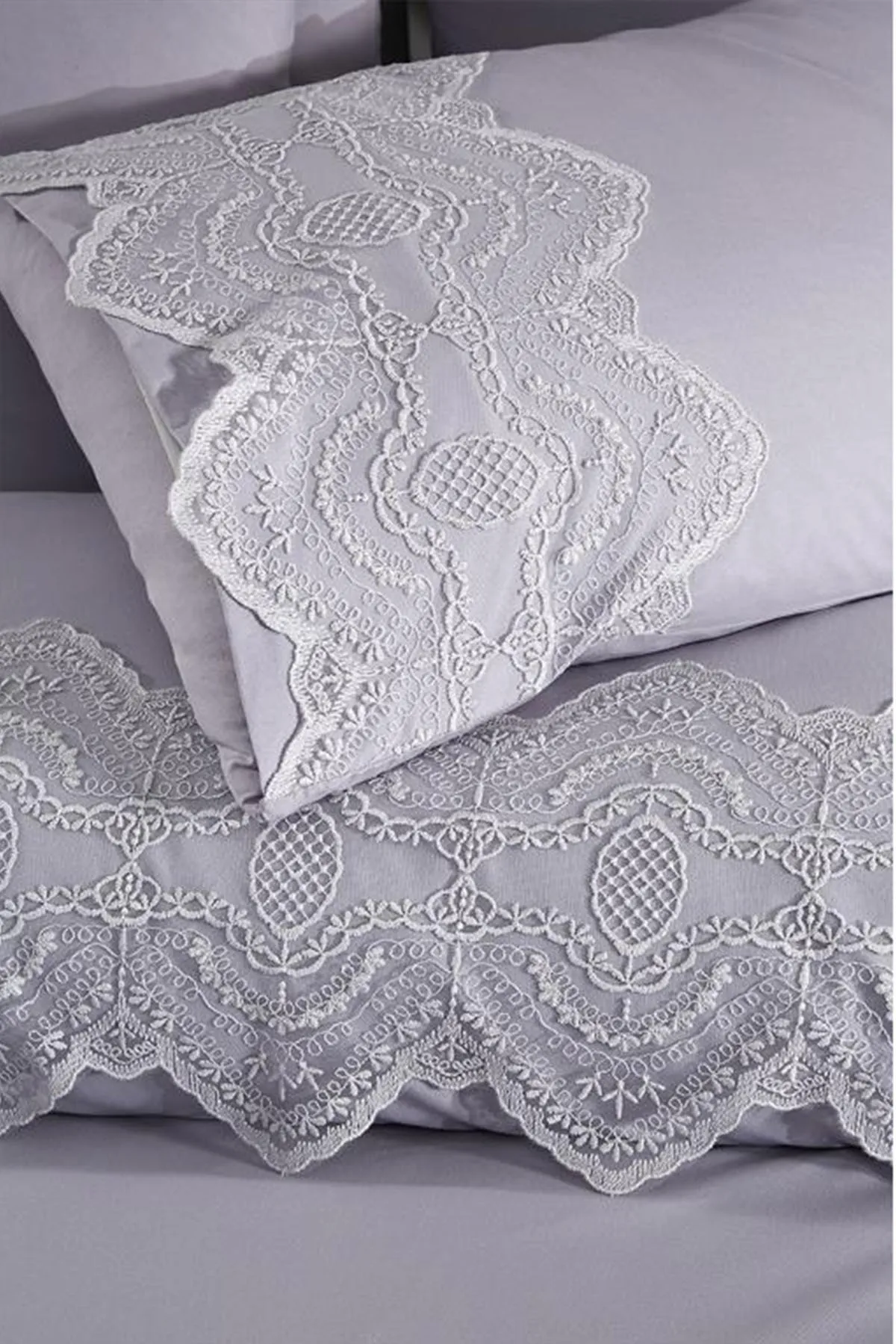 Çeyiz Diyarı  Bettwäsche-Set „Eslem Dowry“ aus französischer Spitze, Grau