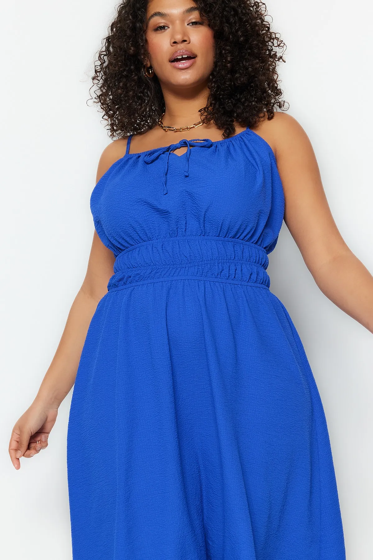 Trendyol Curve  Blaues gewebtes Kleid mit elastischer Taille TBBSS23AH00045