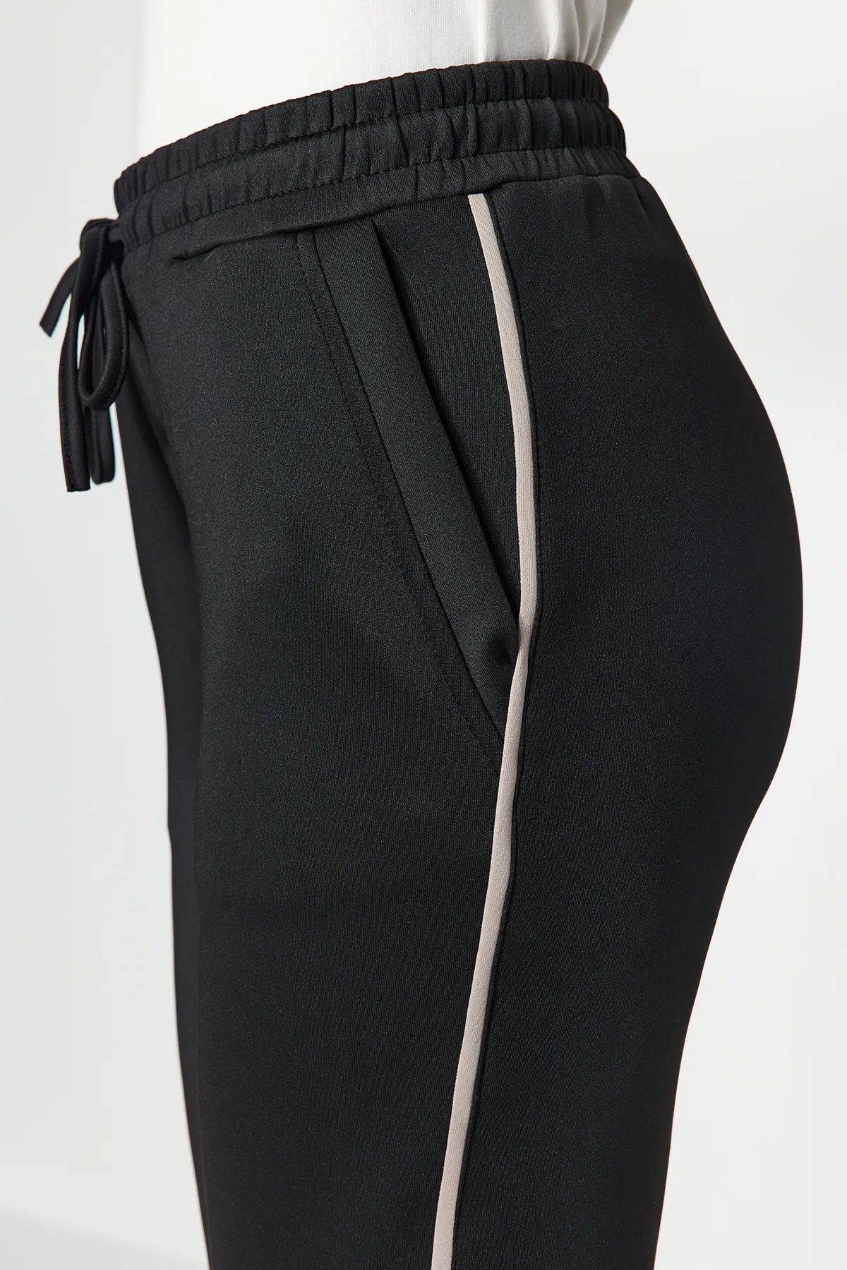 Trendyol Modest  Schwarzes Scuba-Cardigan-Hose-Set aus Strickoberteil und -unterteil mit Reißverschluss TCTAW24US00084
