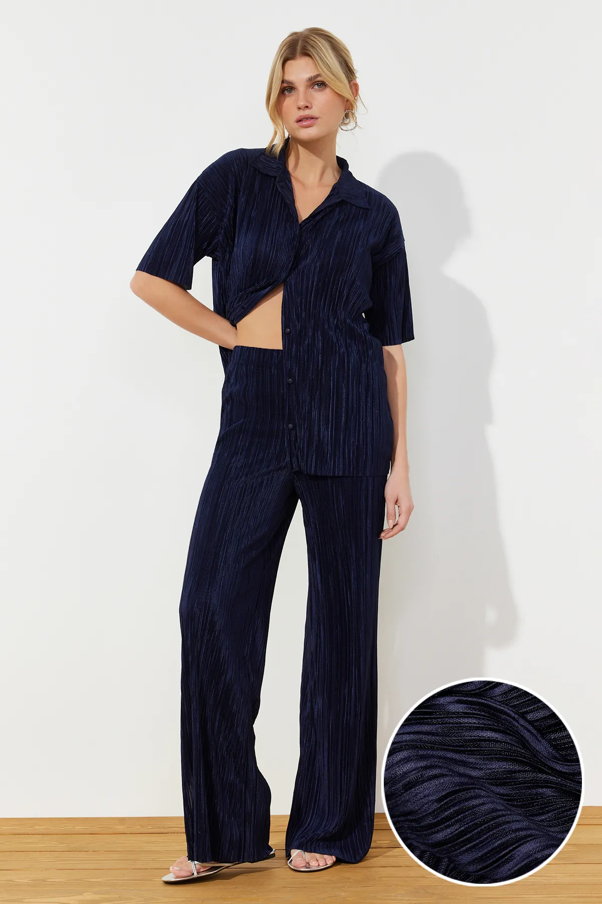Trendyol Collection  Marineblaues, plissiertes, weit geschnittenes Hemd und Hose aus Strickoberteil TWOSS23AU00021