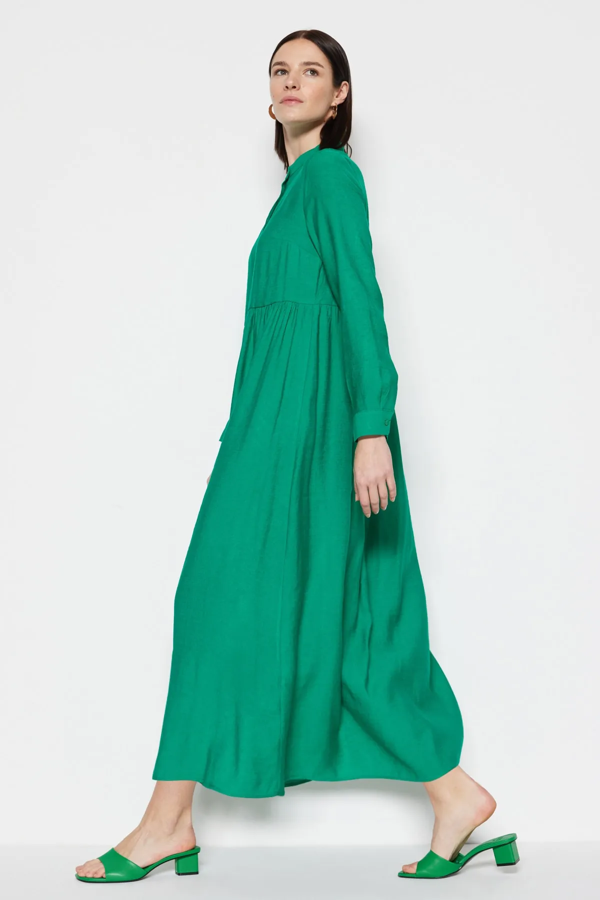 Trendyol Modest  Grünes, gewebtes Hemdkleid in Leinenoptik mit vorherrschendem Kragen TCTSS23EB00081