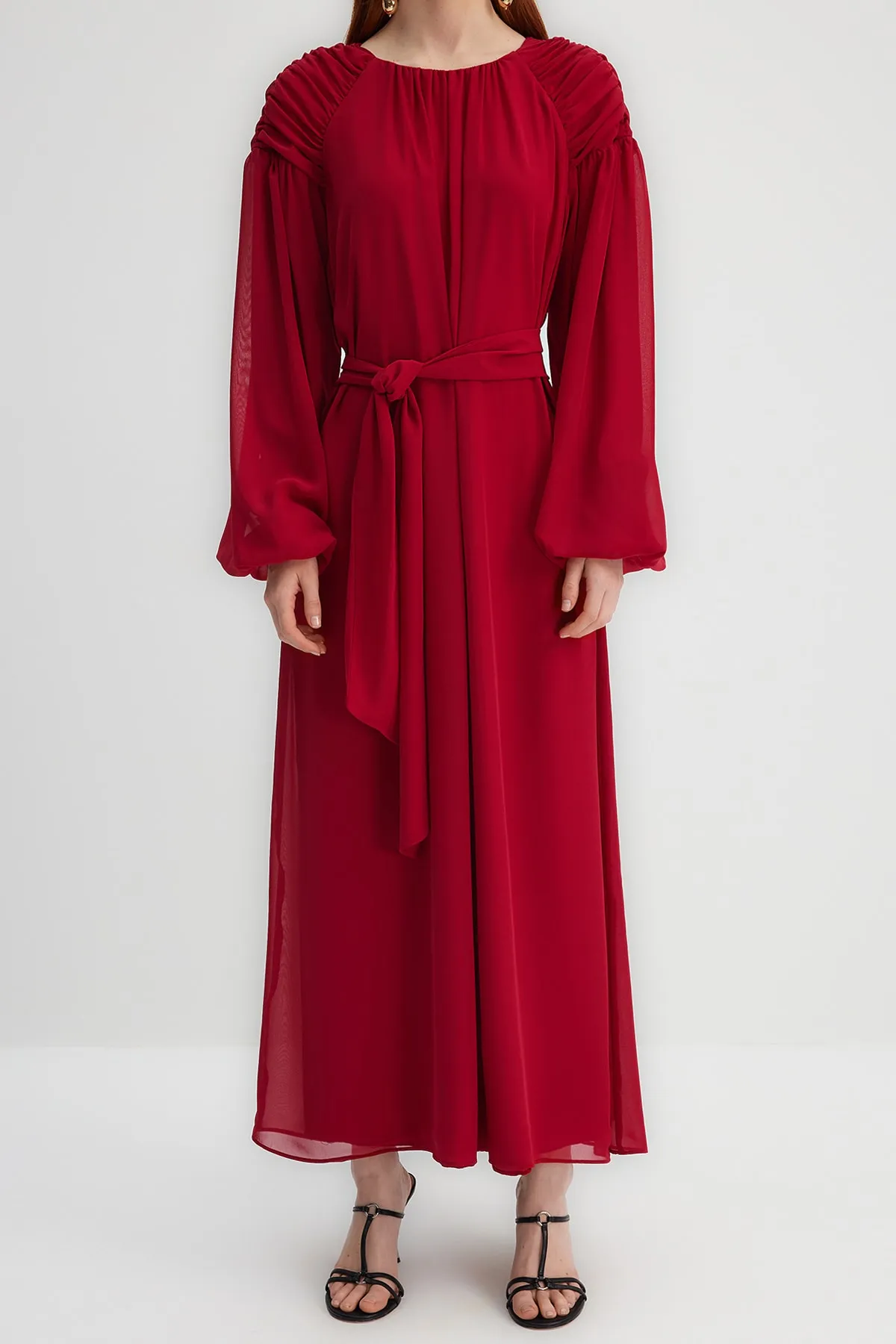 Trendyol Modest  X Kevser Sarıoglu Fuchsia Chiffon-Abendkleid mit drapierten Schultern und Gürtel TCLSS23DB00005