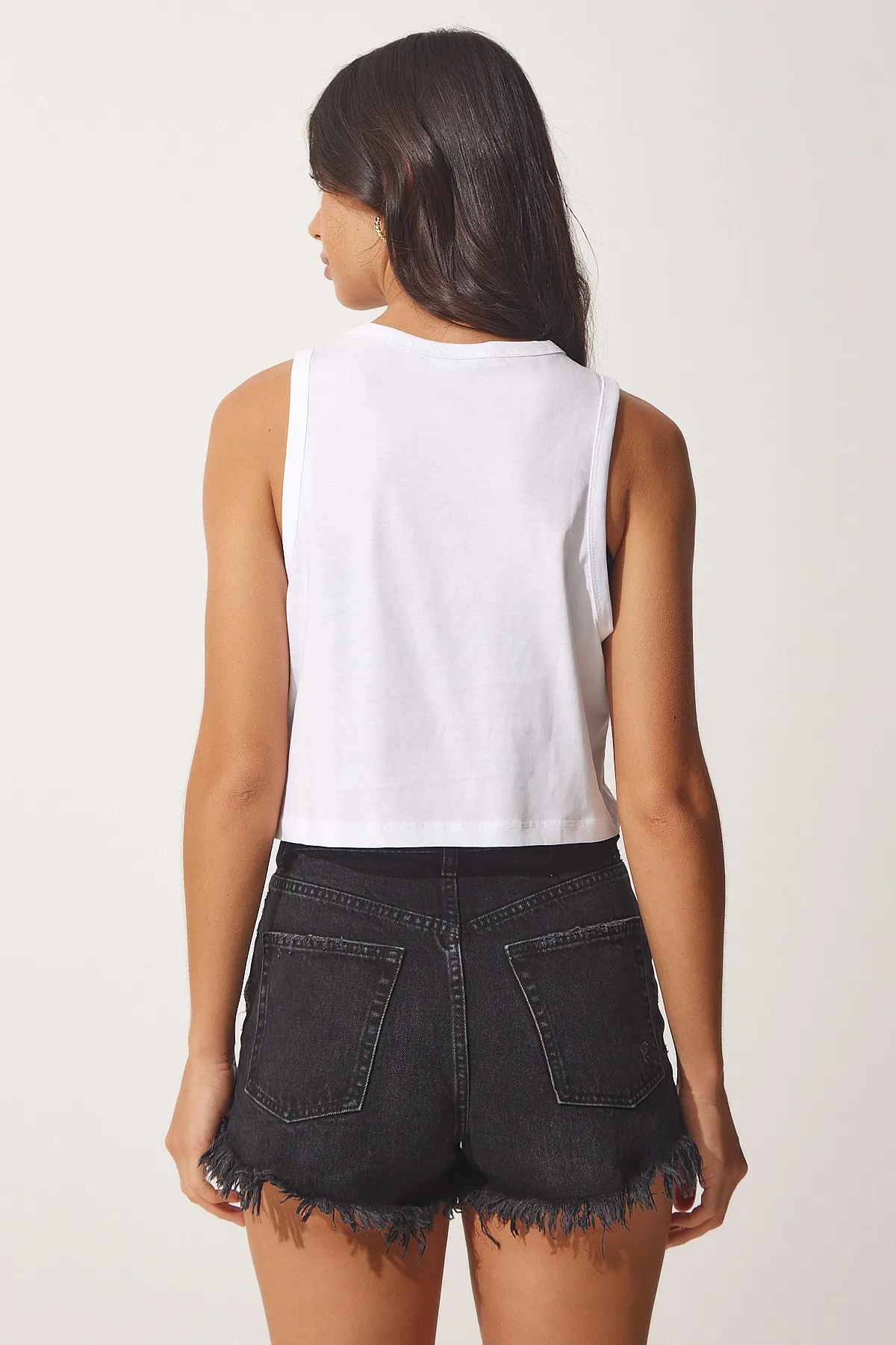 Happiness İstanbul  Weißes Damen-Crop-T-Shirt aus Baumwolle mit Neckholder-Kragen UB00097