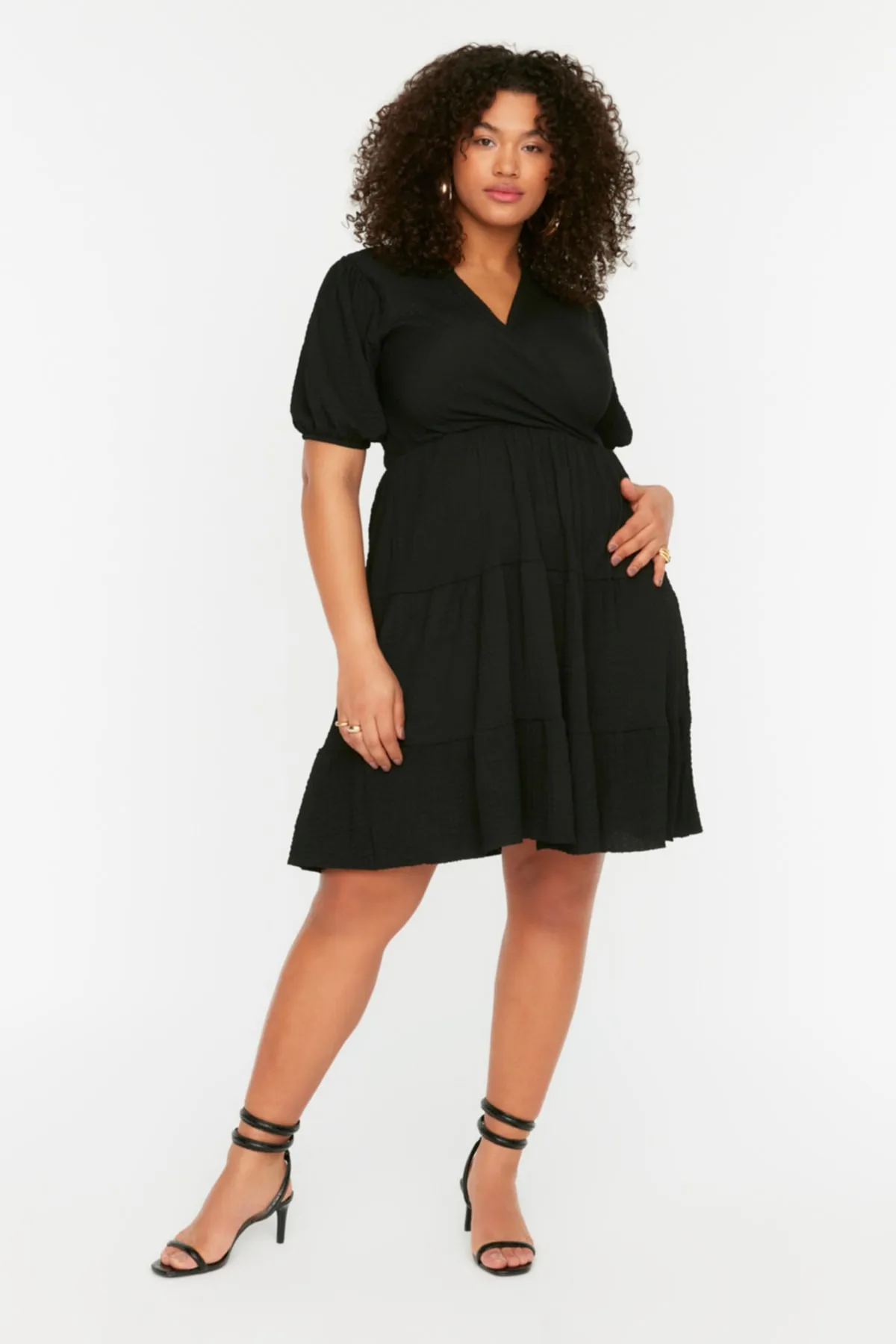 Trendyol Curve  Schwarzes Skater-Strickkleid mit V-Ausschnitt und zweireihigem Verschluss TBBSS22EL2987