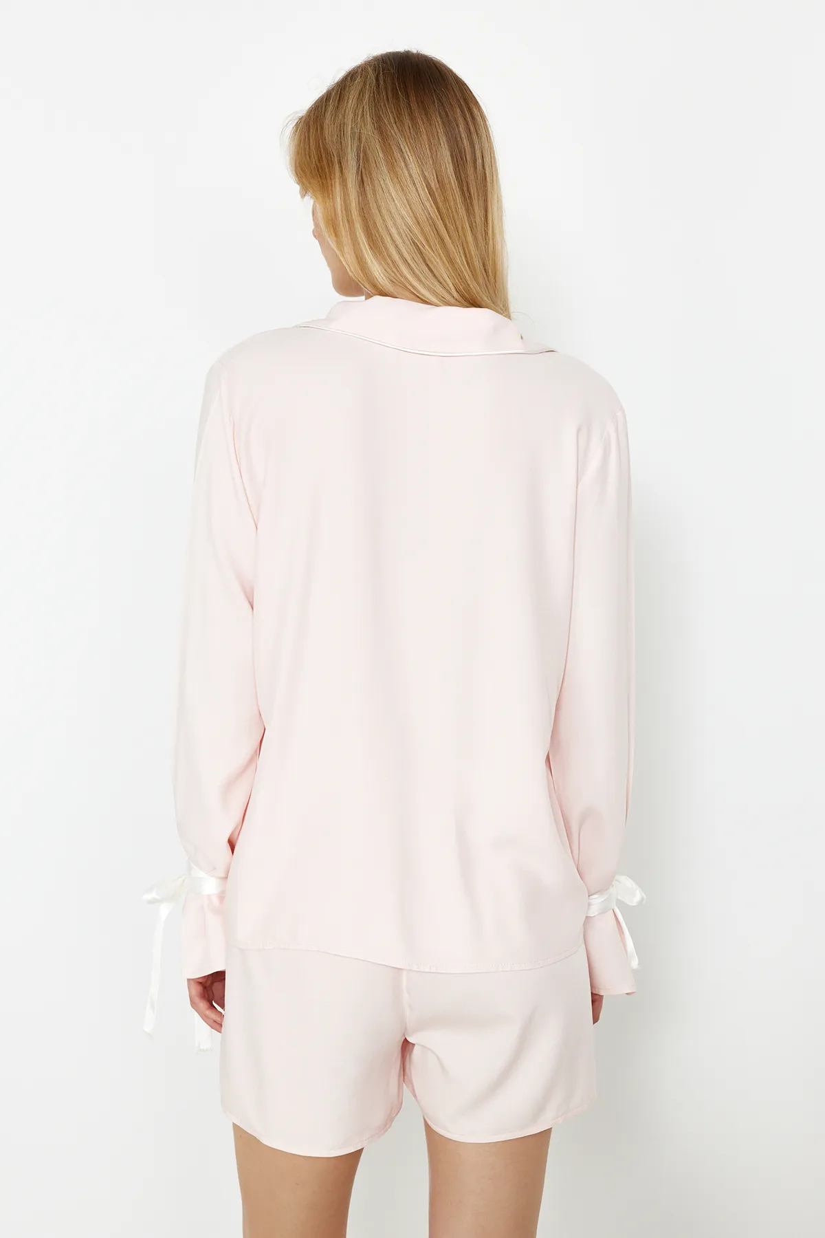 Trendyol Collection  Hellrosa Pyjama-Set aus Viskosegewebe mit Schnürung und Paspelierung THMSS24PT00047