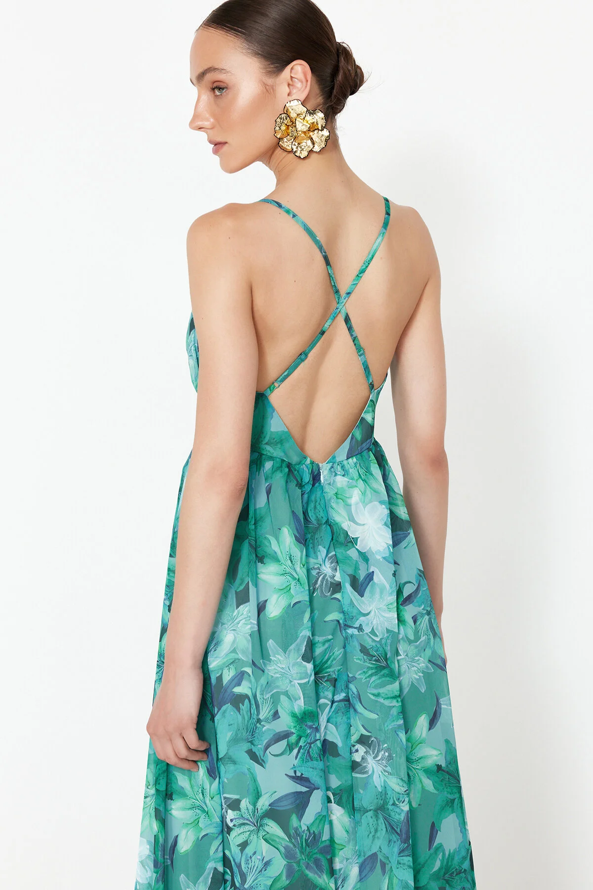 Trendyol Collection  Langes Abendkleid aus Chiffon mit mehrfarbigem Blumenmuster TPRSS24AE00094