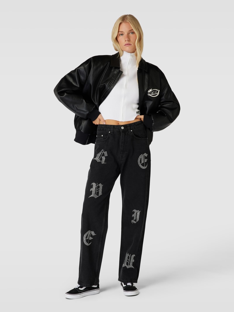 Jeans mit Strasssteinbesatz in schwarz
