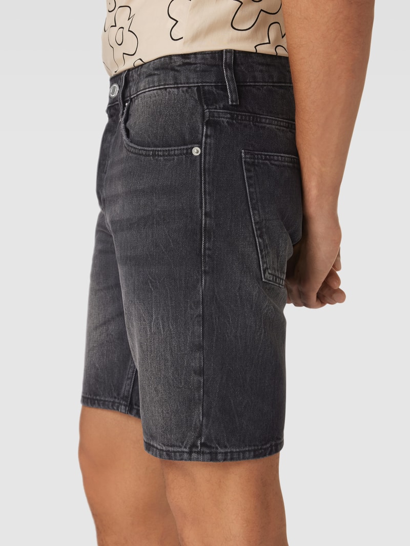 Jeansshorts mit Label-Patch Modell 'EDGE' in schwarz
