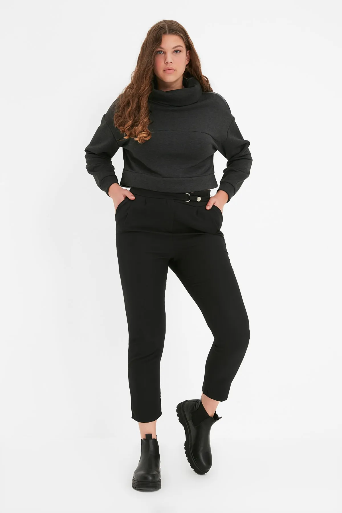 Trendyol Collection  Gewebte, plissierte Hose mit schwarzem Gürtel und Zigarette, schmales Bein, TWOSS20PL0131